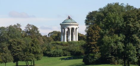 Einer der Bauten Ludwig I. für sein Isar-Athen - Monopteros, Englischer Garten, München