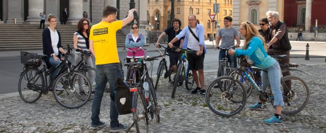 Sightseeing by bicycle with stop at opera house in Munich