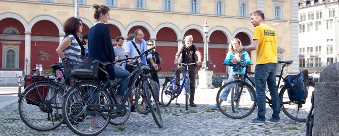 Sightseeing by bicycle with stop at former Residenzpost in Munich