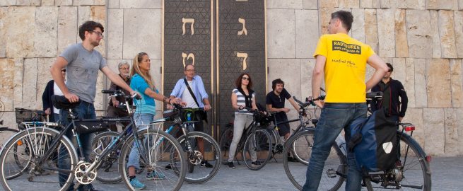 Sightseeing by bicycle with stop at synagogue in Munich