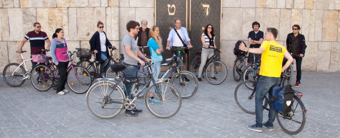 Sightseeing by bike with stop at synagogue in Munich