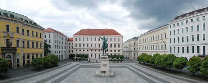 Statue Kurfürst Maximilian und Siemens Hauptverwaltung am Wittelsbacher Platz, München