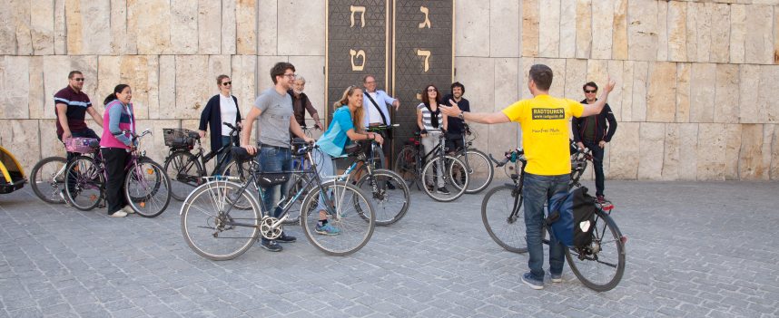 City tour by bike with stop at synagogue in Munich