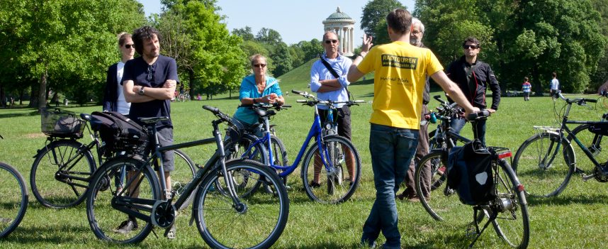Guided bike tour with a stop close to Monopteros in Englischer Garten, Munich