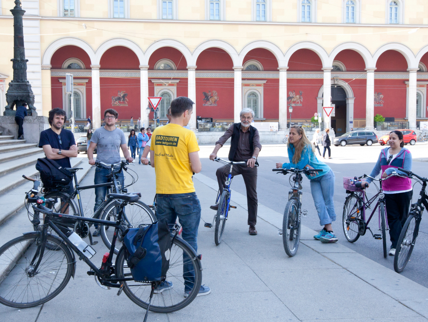 Stadtführung mit Fahrrad mit Halt vor der Residenzpost, München Stadtführung mit Fahrrad mit Halt vor der Residenzpost, München