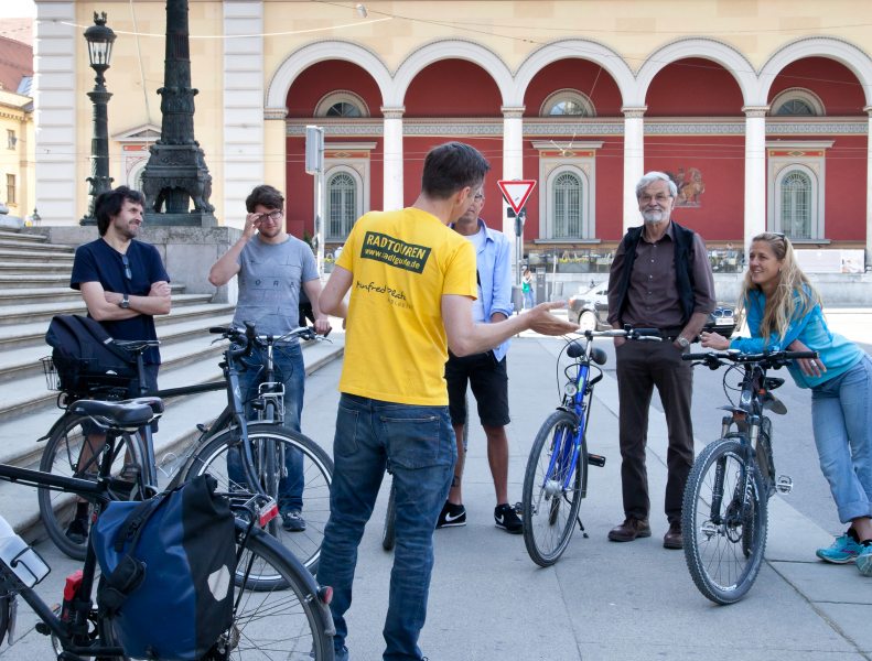 Stadtführung mit Fahrrad bei Residenzpost, München